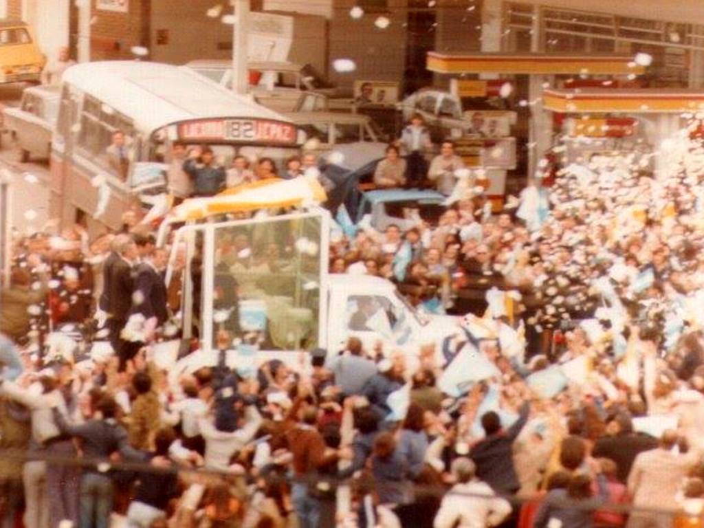 En la foto del día de hoy, podemos verlo en el papamóvil, junto al Cardenal Juan Carlos Aramburu, circulando por la Av. Rivadavia (Haedo), bajo una gran cortina de papelitos que eran arrojados desde un helicóptero.
 Fuente: Historia Morón. 